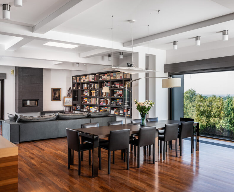 Exceptional residence of area 1000 m2 on a scenic plot with a private forest