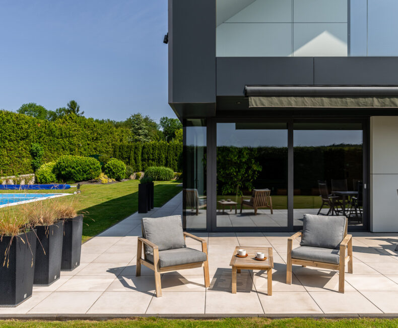 Luxury villa with a swimming pool and garden in Wola Justowska!