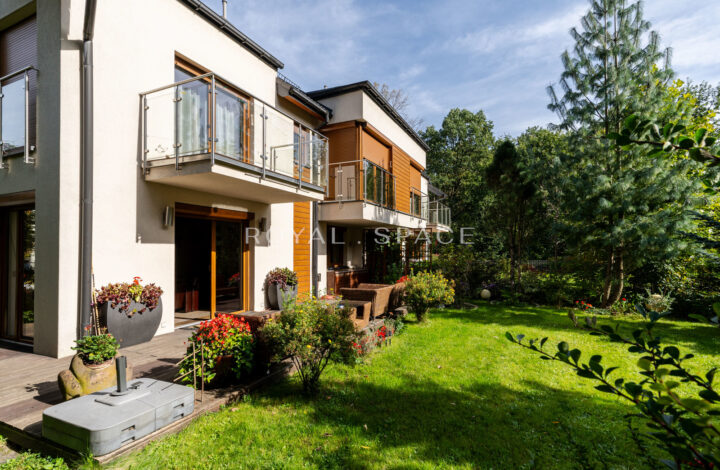 House on a beautifully landscaped plot!