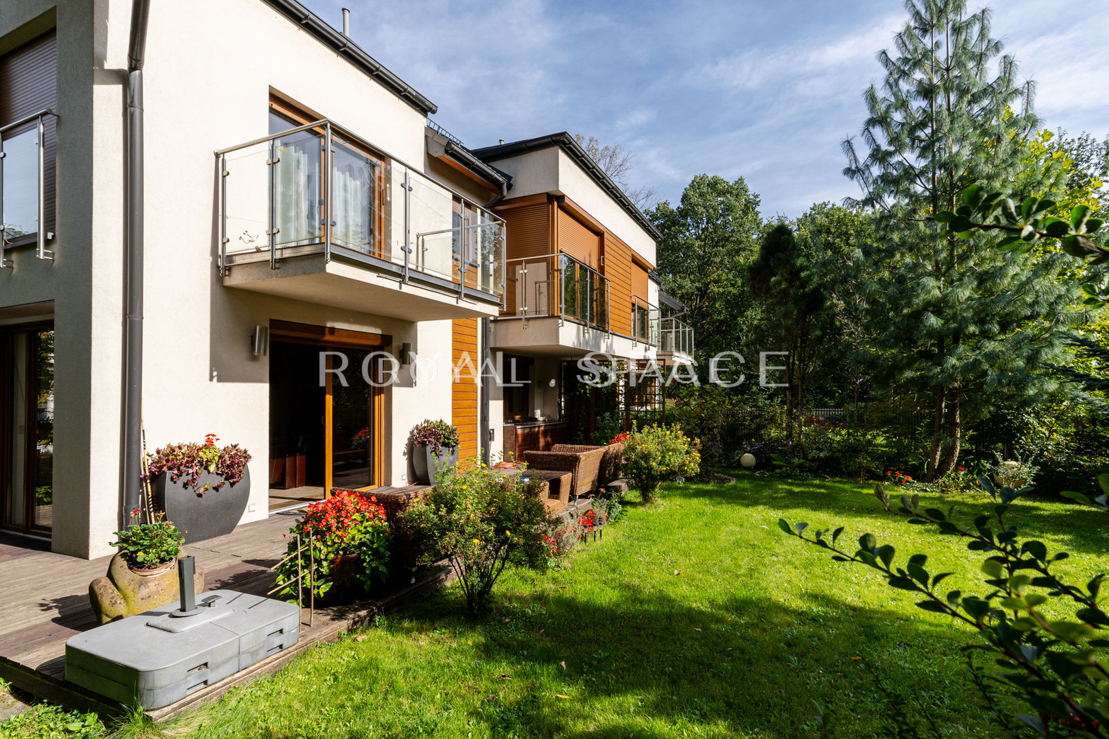 House on a beautifully landscaped plot!