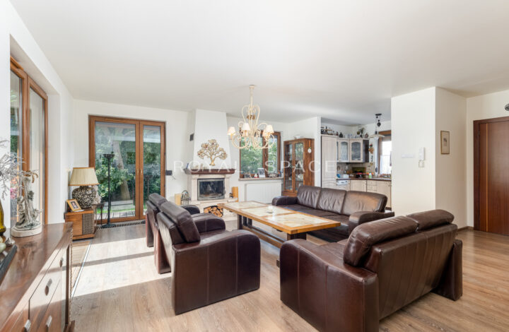 House on a beautifully landscaped plot!