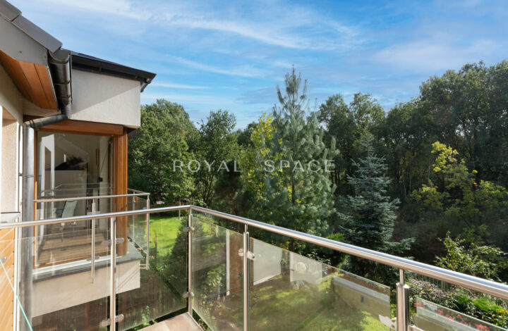 House on a beautifully landscaped plot!