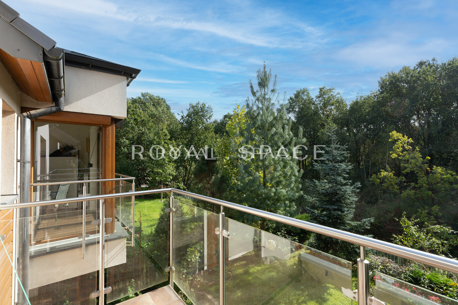 House on a beautifully landscaped plot!