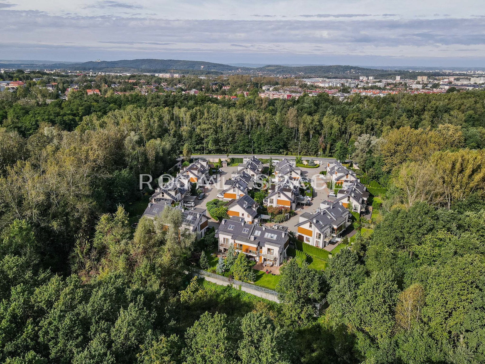 House on a beautifully landscaped plot!