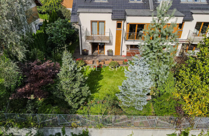House on a beautifully landscaped plot!