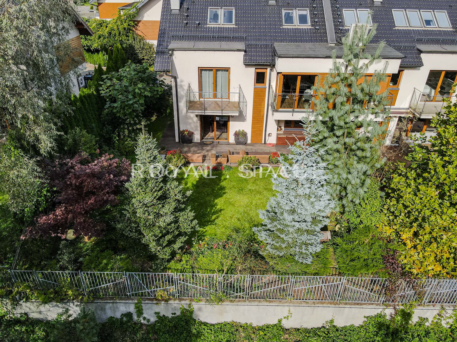 House on a beautifully landscaped plot!