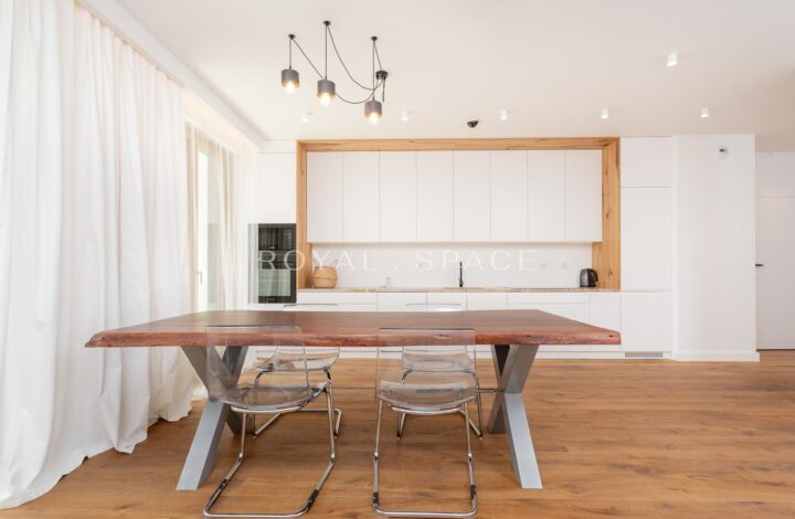 Spacious luxury apartment with garden