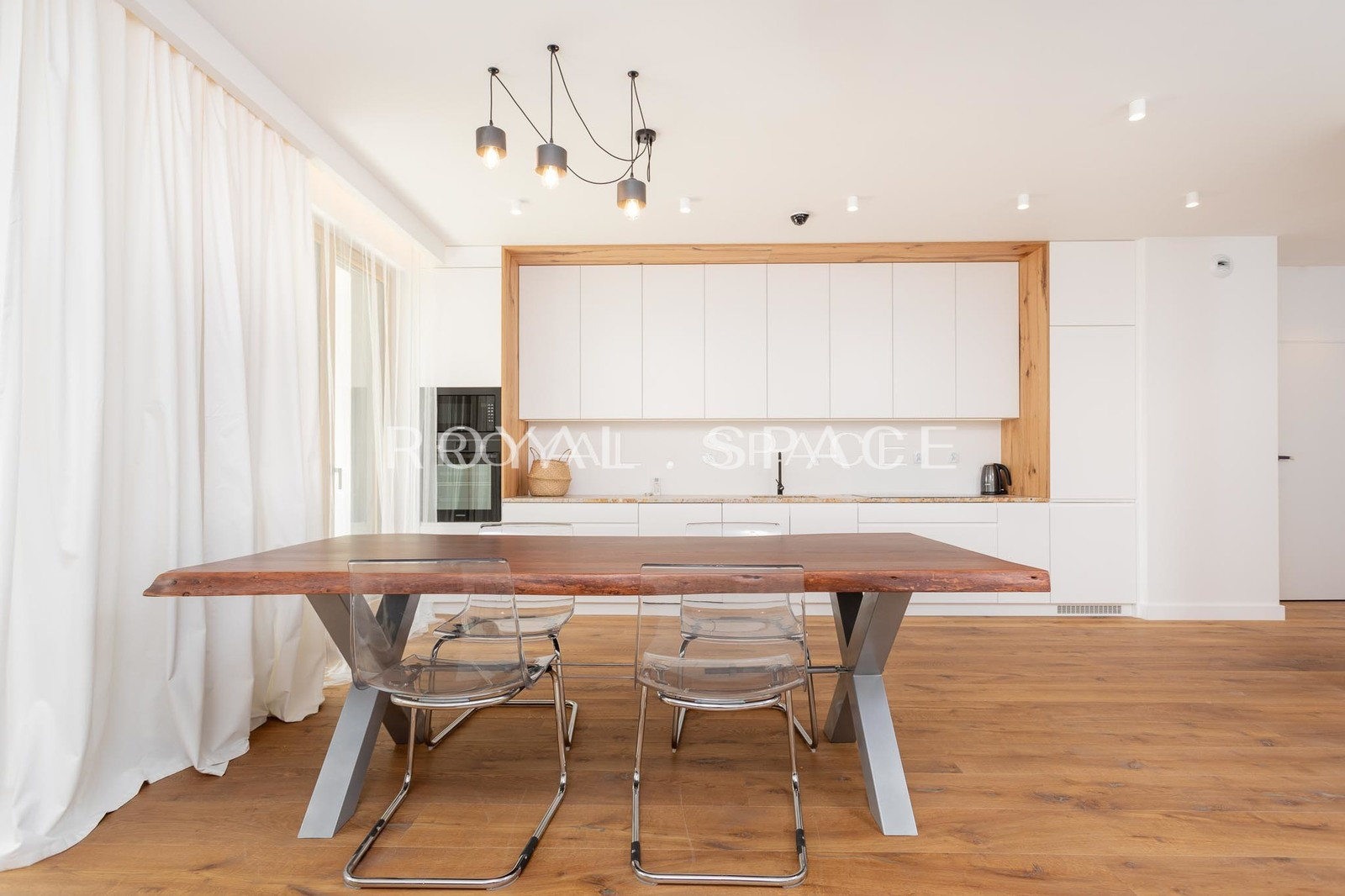 Spacious luxury apartment with garden