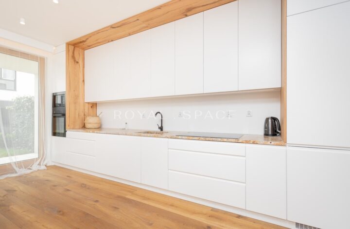Spacious luxury apartment with garden