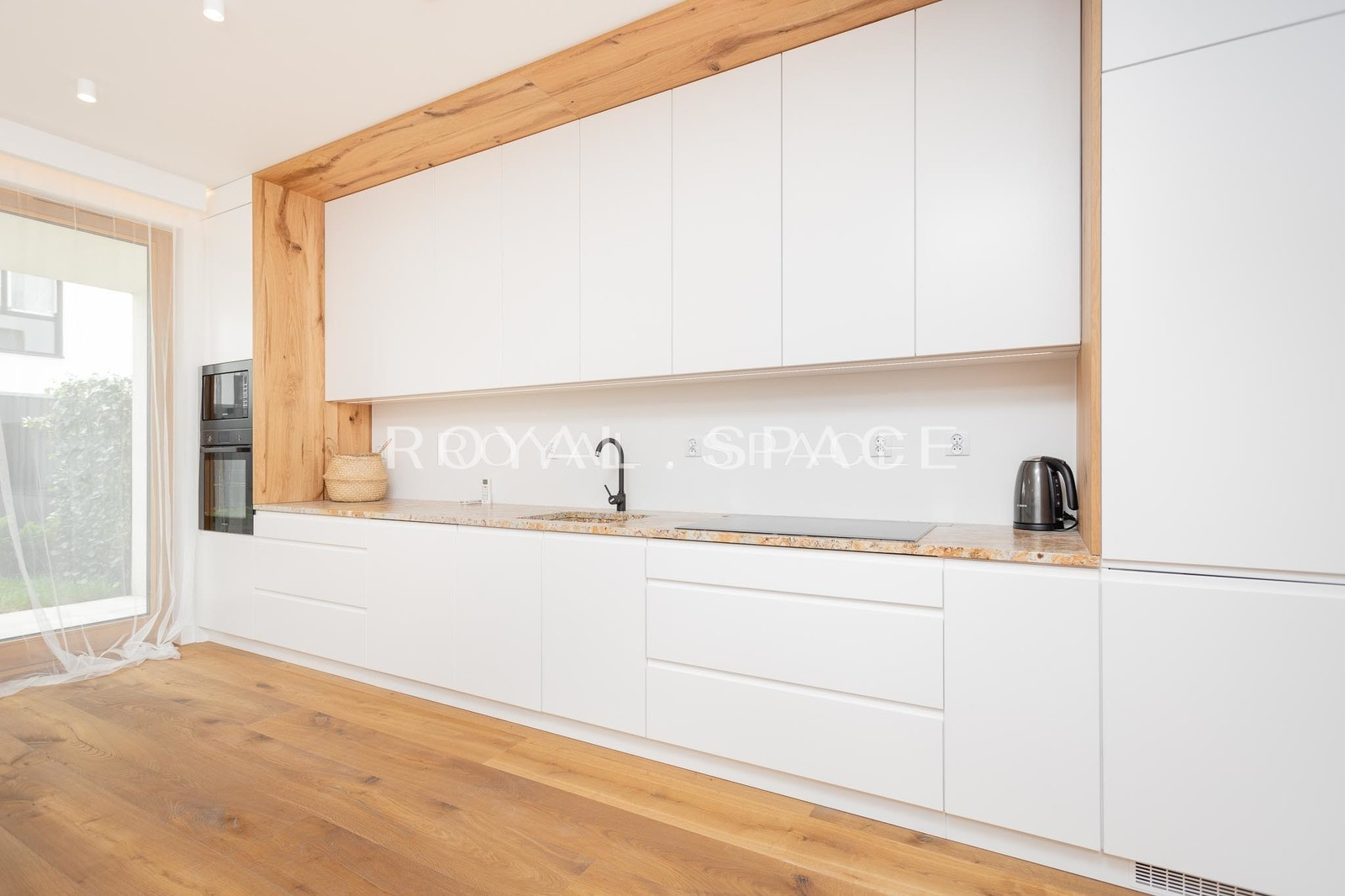 Spacious luxury apartment with garden