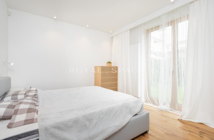Spacious luxury apartment with garden