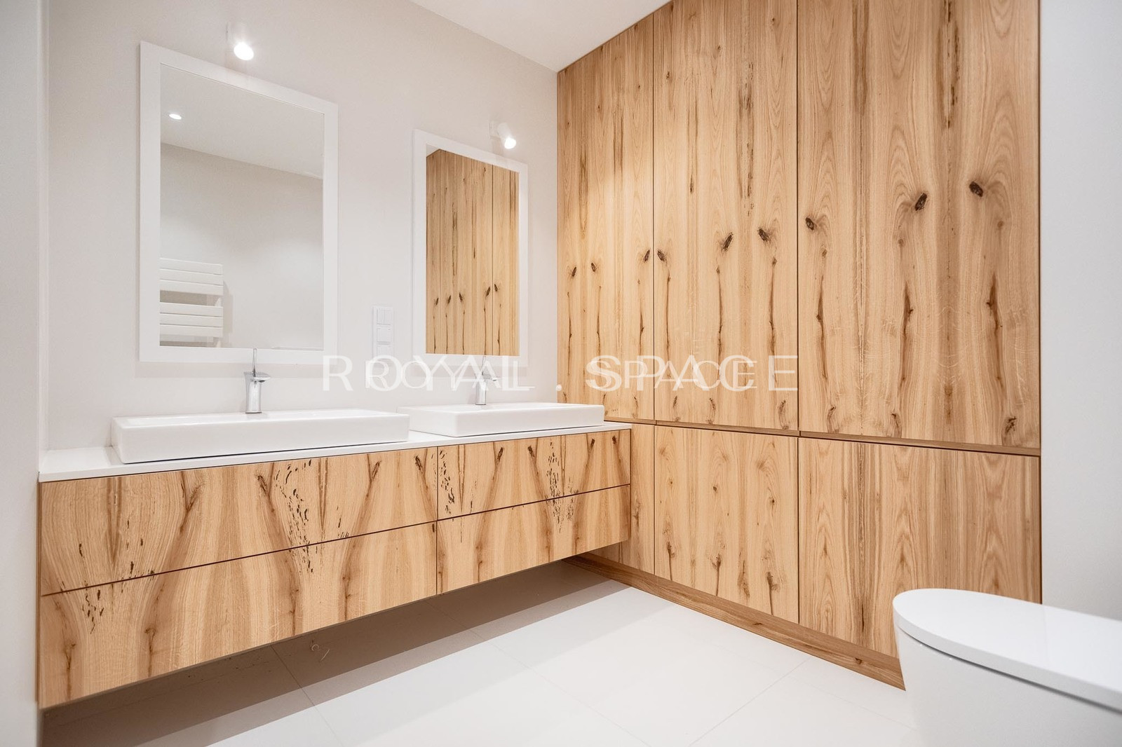 Spacious luxury apartment with garden