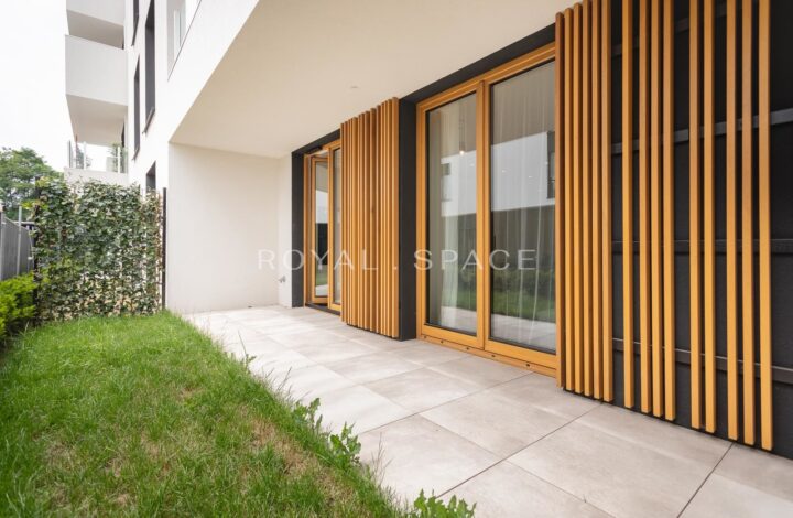 Spacious luxury apartment with garden