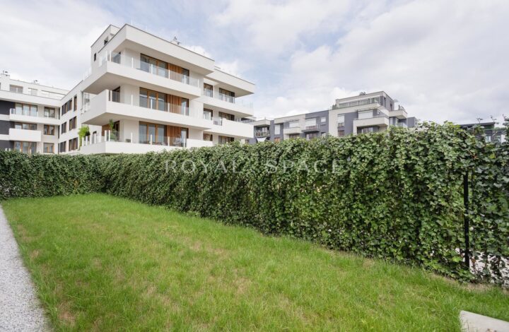 Spacious luxury apartment with garden