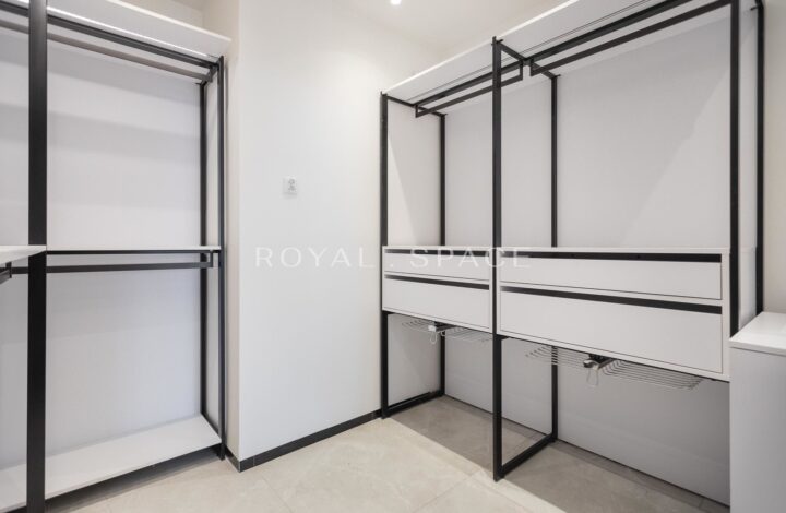 Spacious luxury apartment with garden