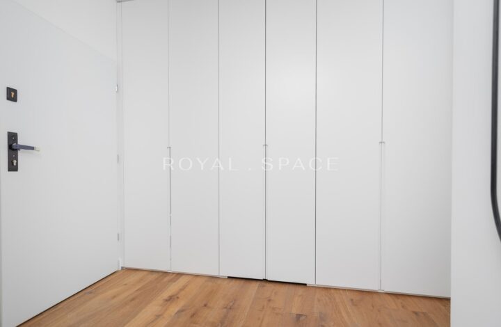 Spacious luxury apartment with garden
