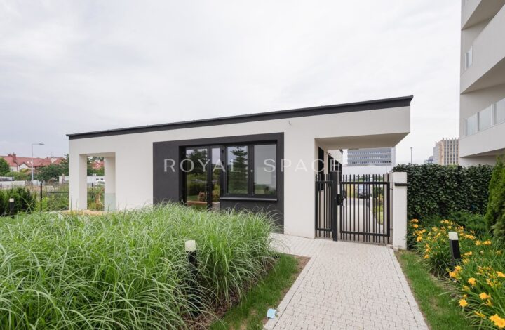 Spacious luxury apartment with garden
