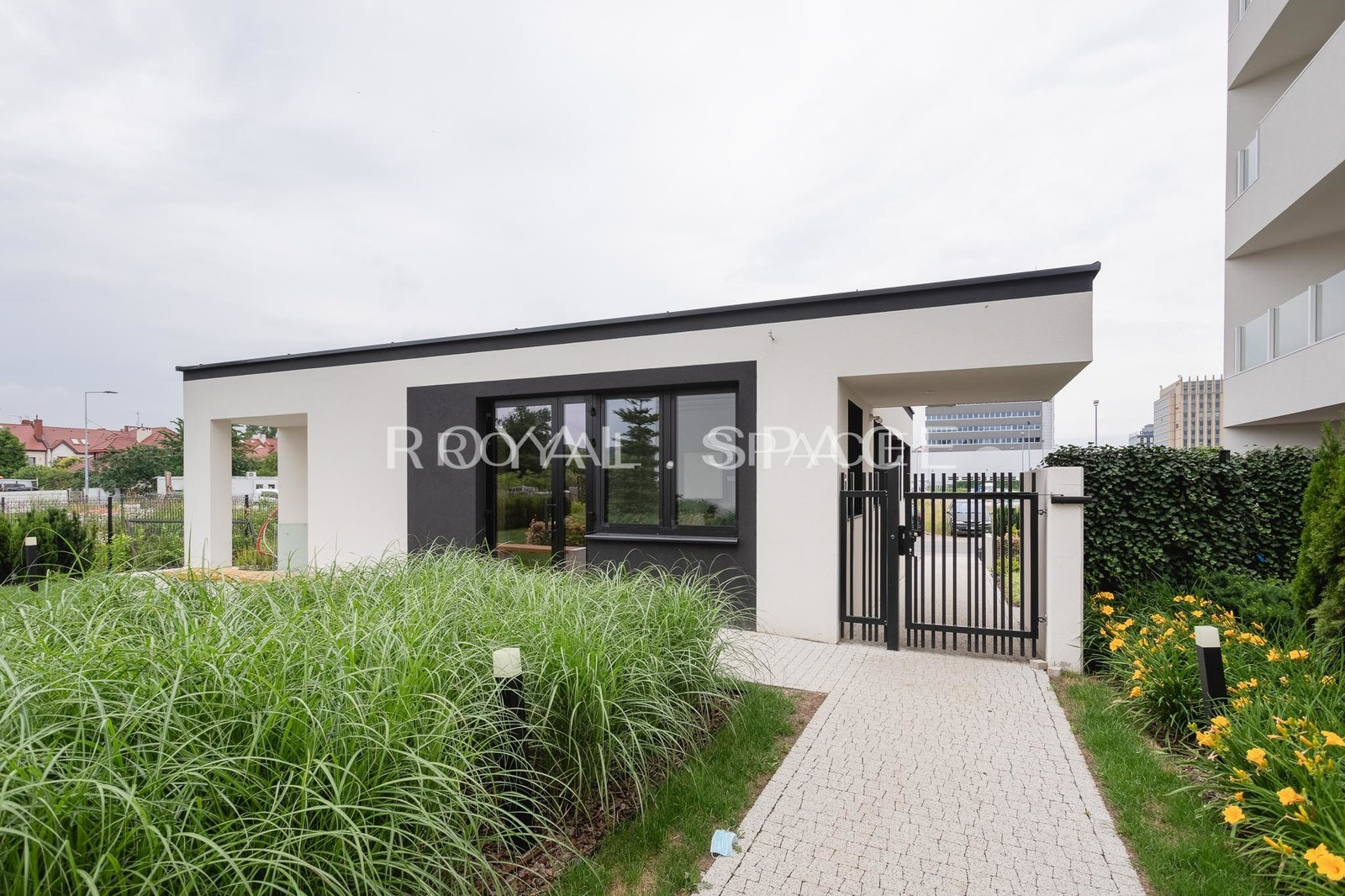 Spacious luxury apartment with garden