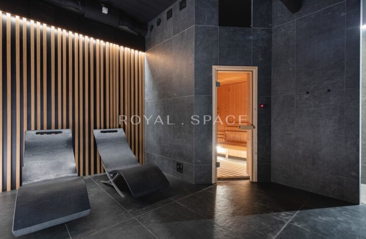 Spacious luxury apartment with garden