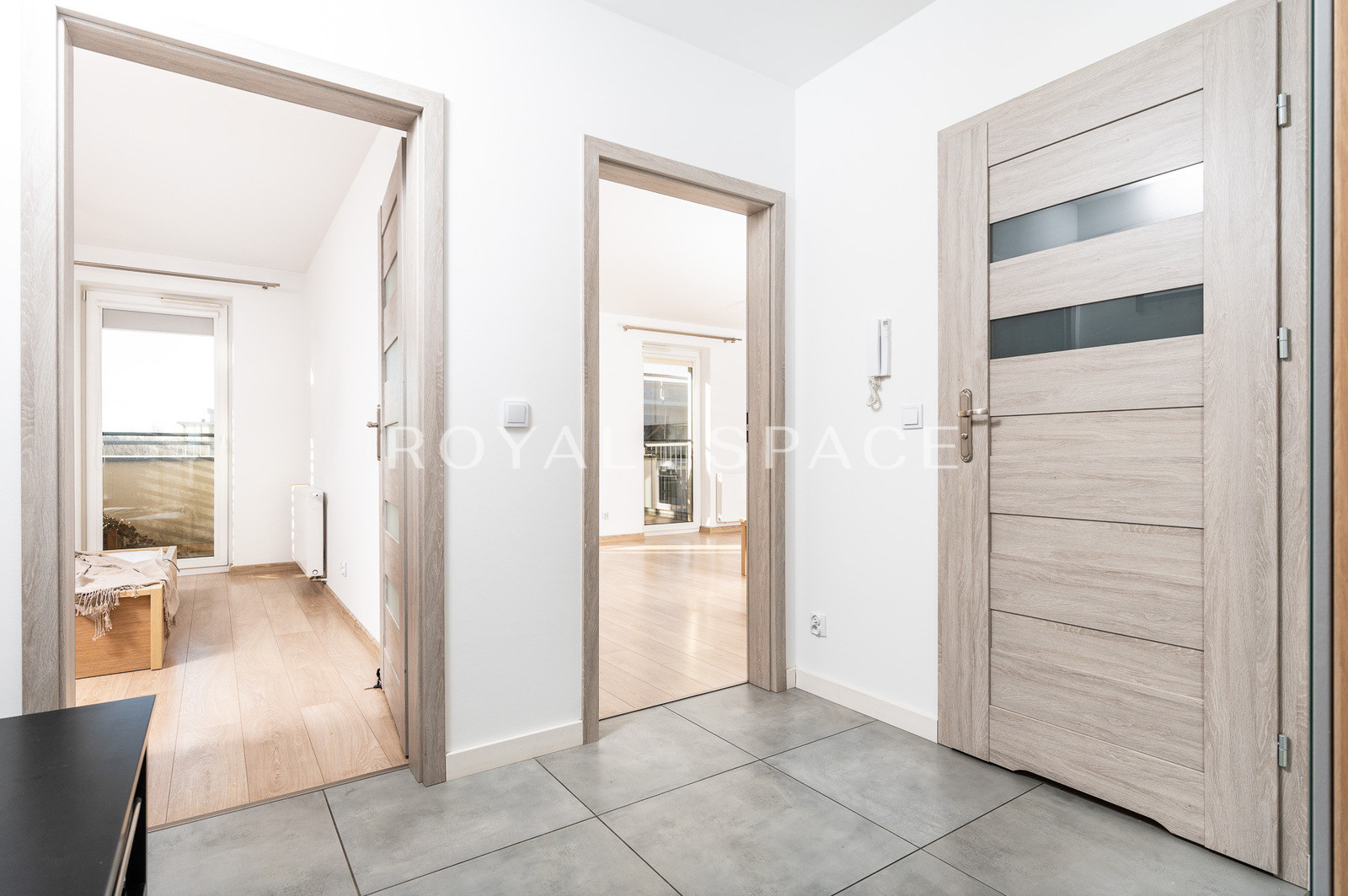 Apartment with balcony and good public transport!