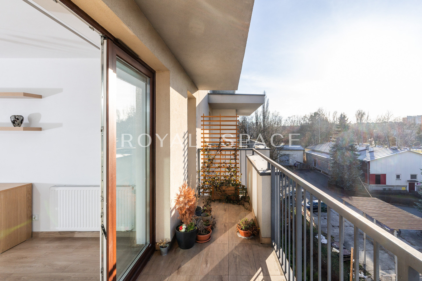 Apartment with balcony and good public transport!