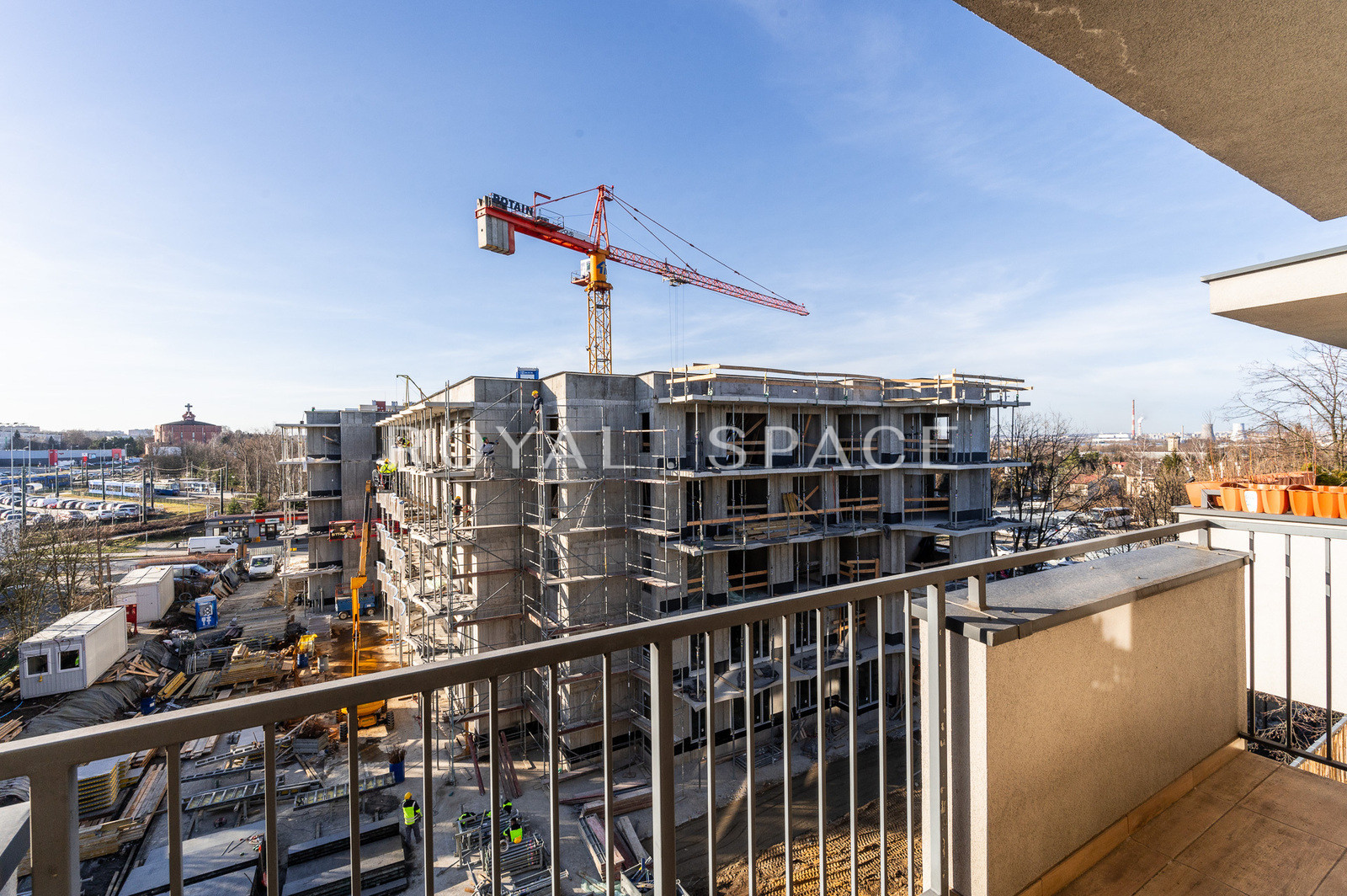Apartment with balcony and good public transport!