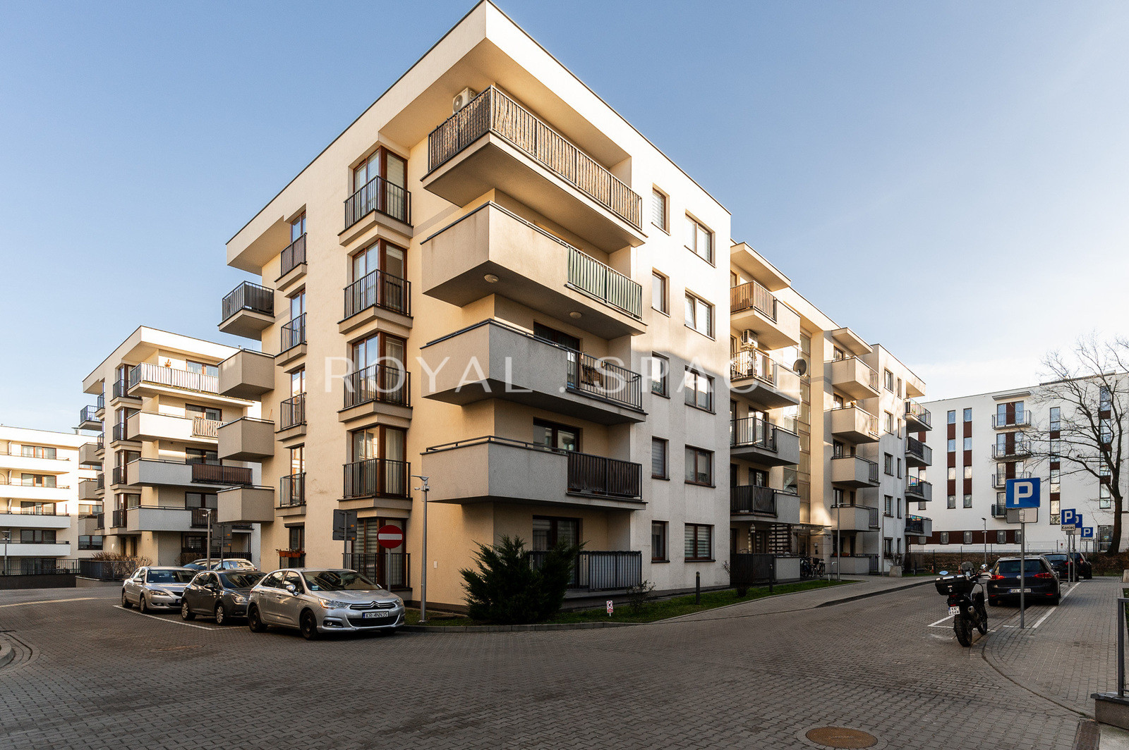 Apartment with balcony and good public transport!