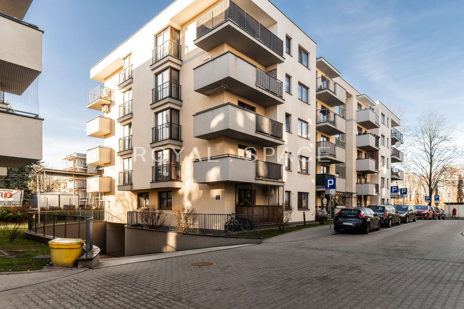 Apartment with balcony and good public transport!