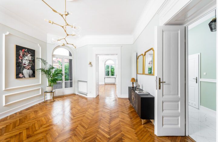 Jasny apartament z widokiem na zieleń w centrum