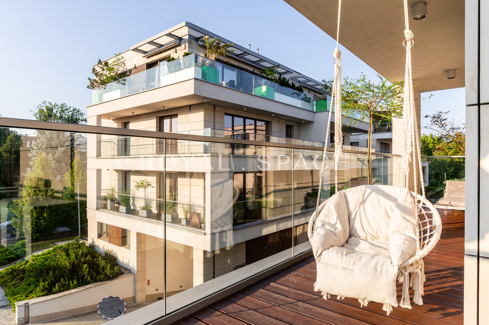 4-room apartment with wooden terrace