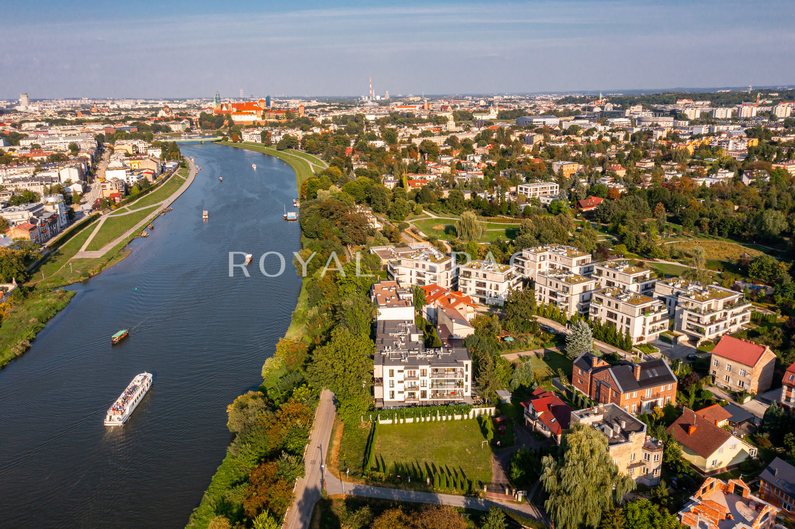 4-room apartment with wooden terrace
