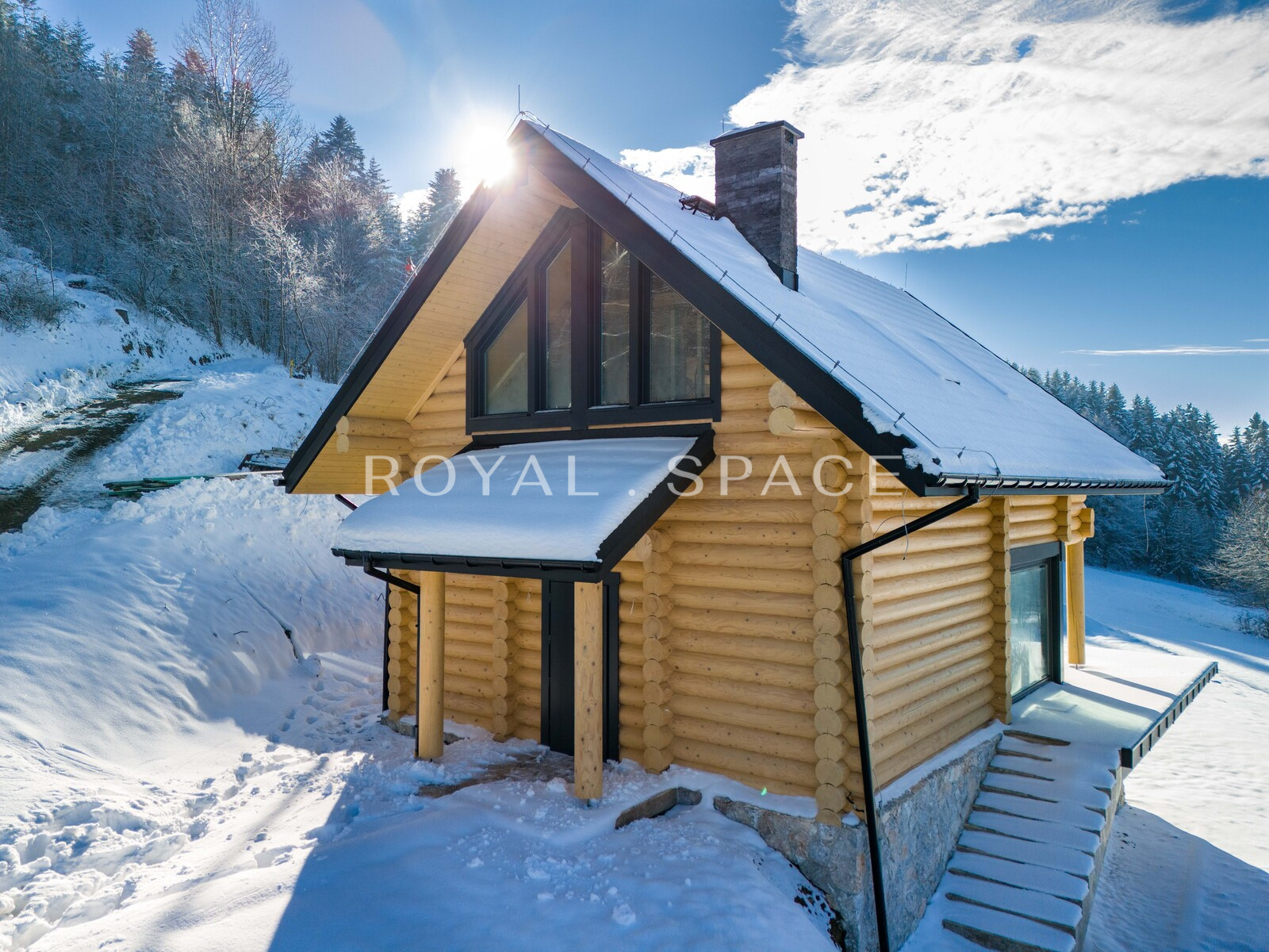 Сучасний будинок з колод із великою ділянкою!