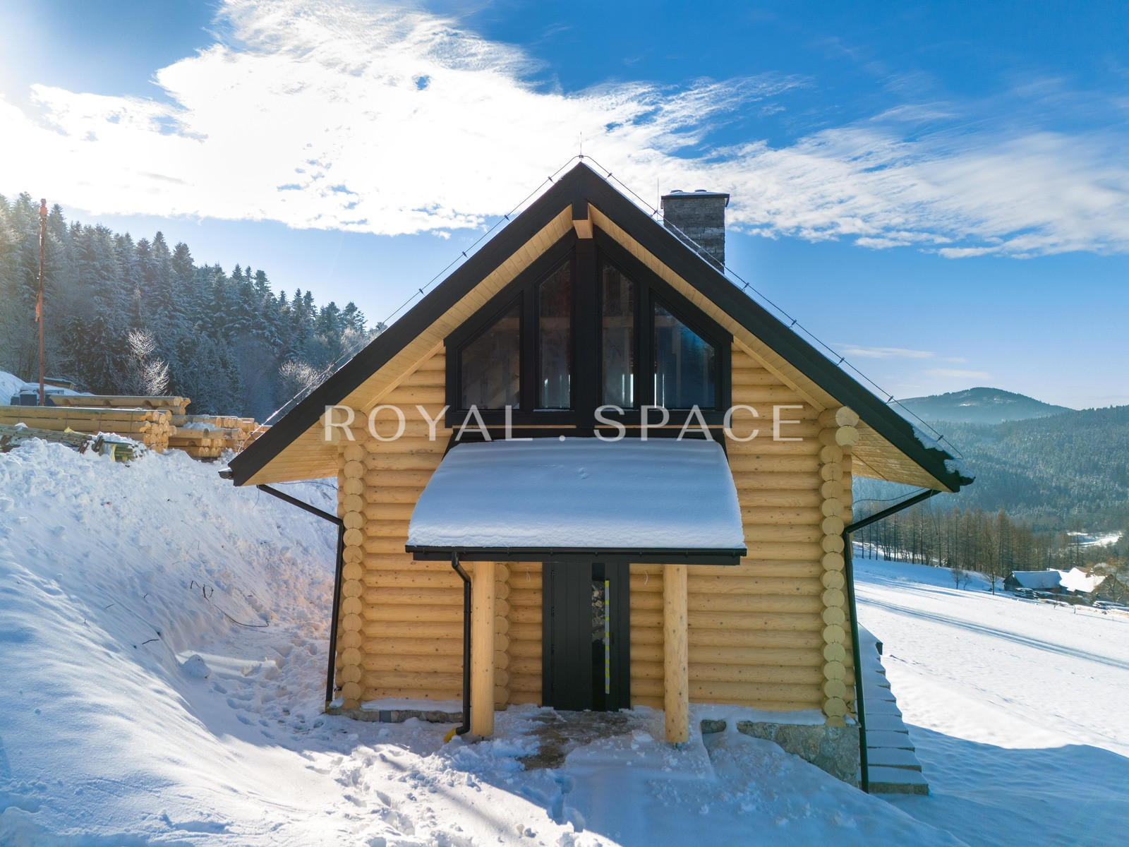 Сучасний будинок з колод із великою ділянкою!