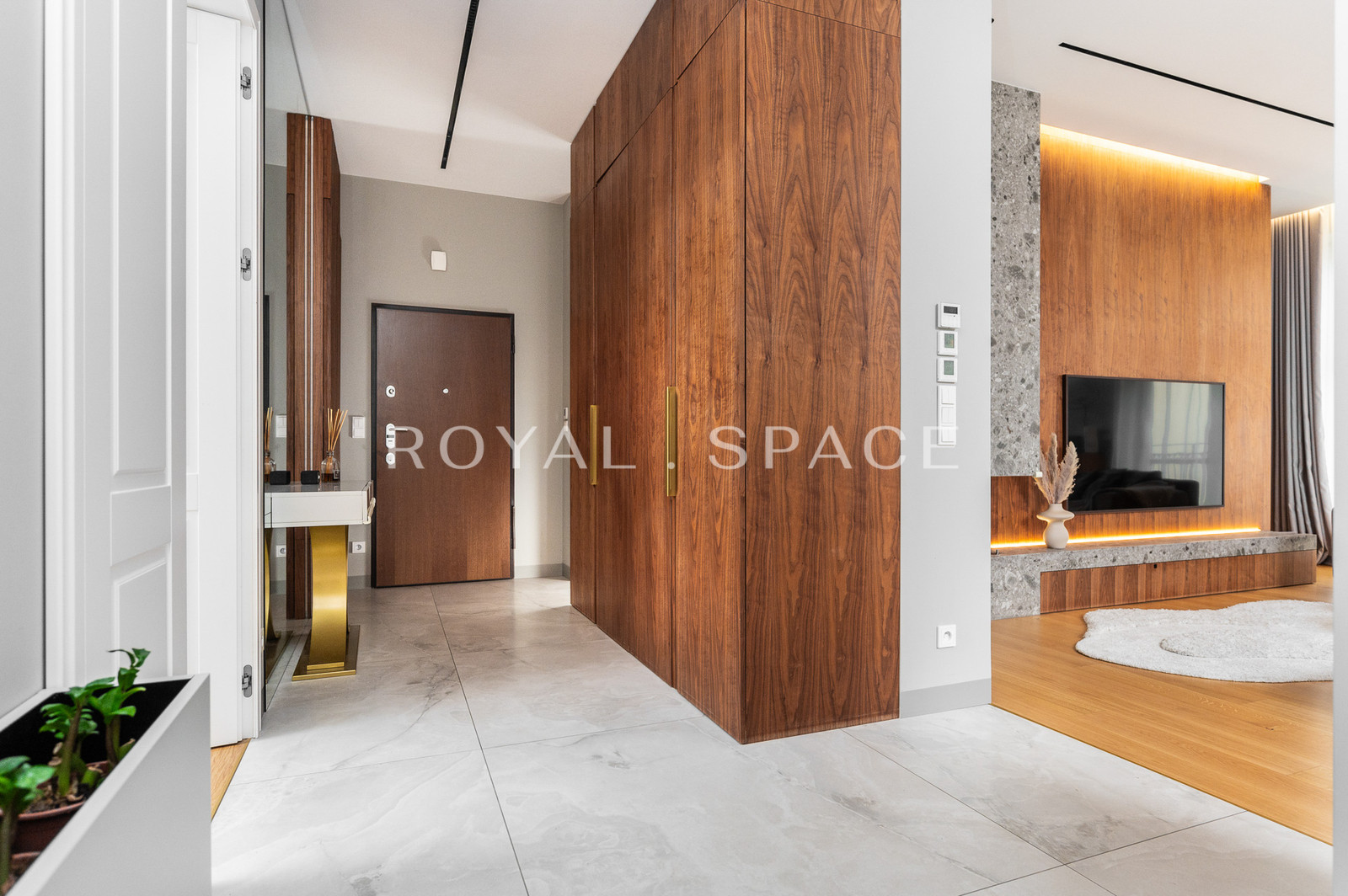 Luxury apartment in a tenement house with a garage