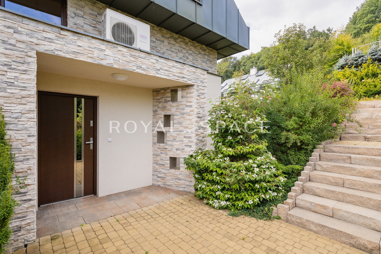 Przestronny dom z pięknym ogrodem w Przegorzałach!