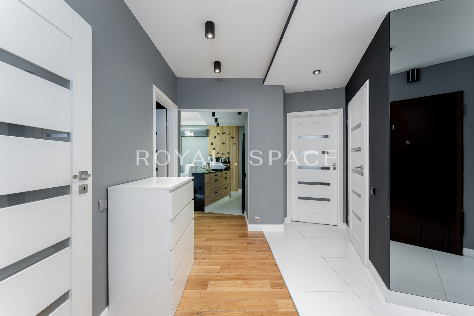 Spacious apartment with walk-in closet & balcony!