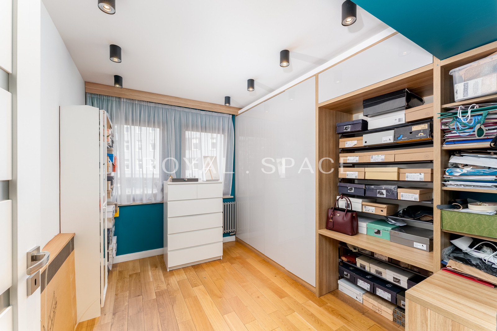 Spacious apartment with walk-in closet & balcony!