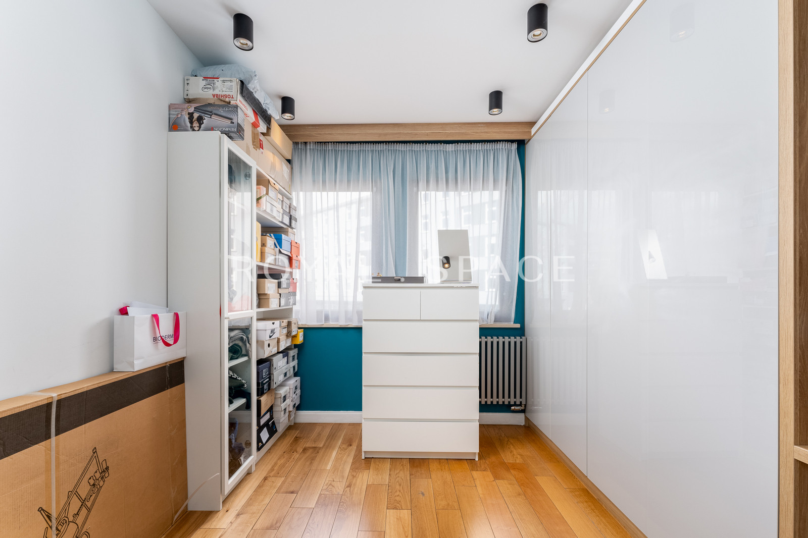 Spacious apartment with walk-in closet & balcony!