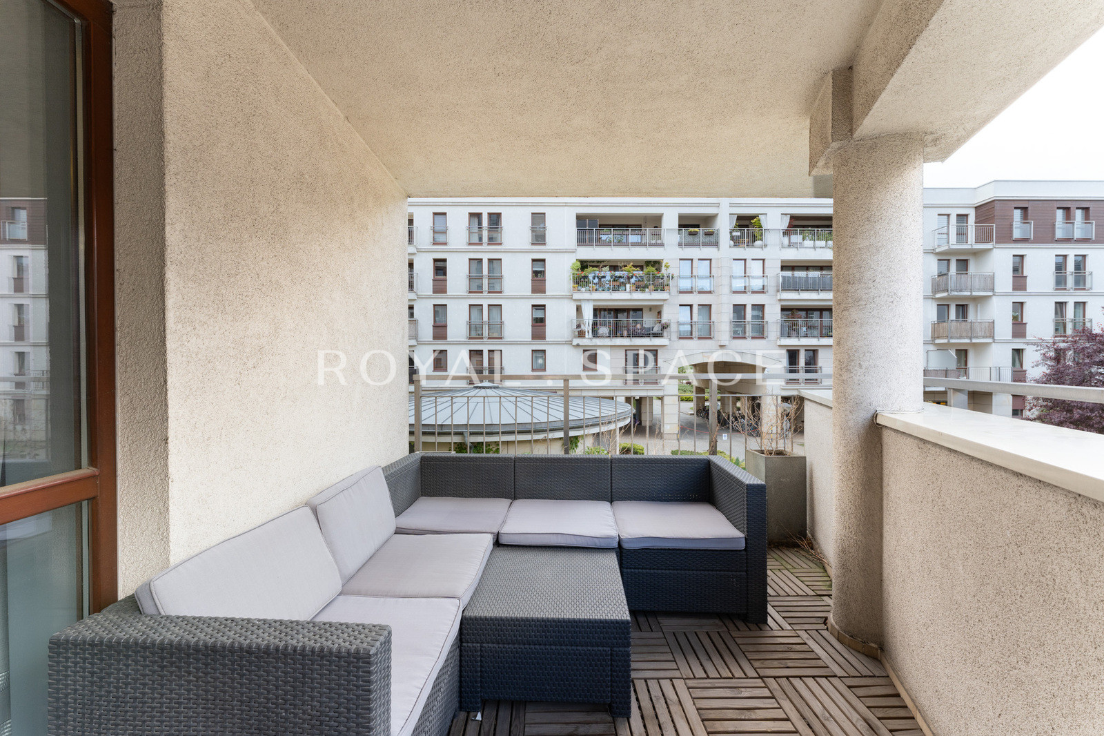 Spacious apartment with walk-in closet & balcony!