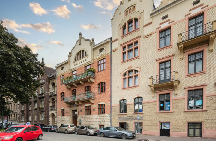 Penthouse tarasem na dachu w kamienicy z windą