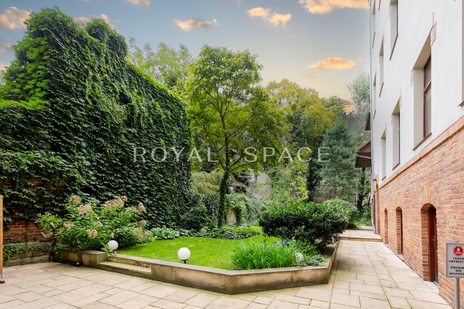 Penthouse tarasem na dachu w kamienicy z windą