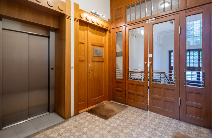 Penthouse tarasem na dachu w kamienicy z windą