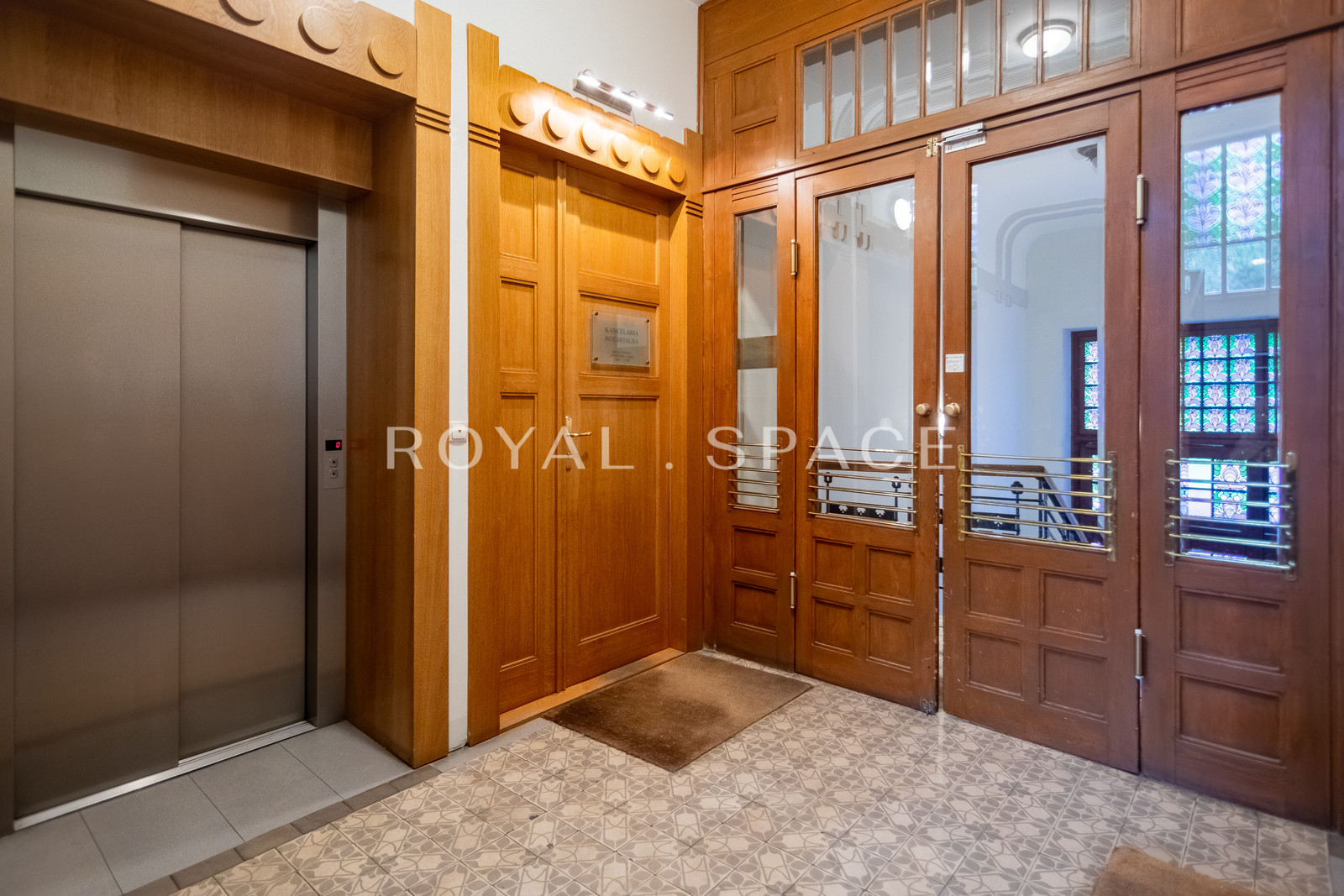 Penthouse tarasem na dachu w kamienicy z windą