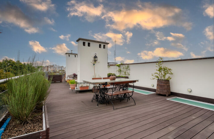 Penthouse tarasem na dachu w kamienicy z windą