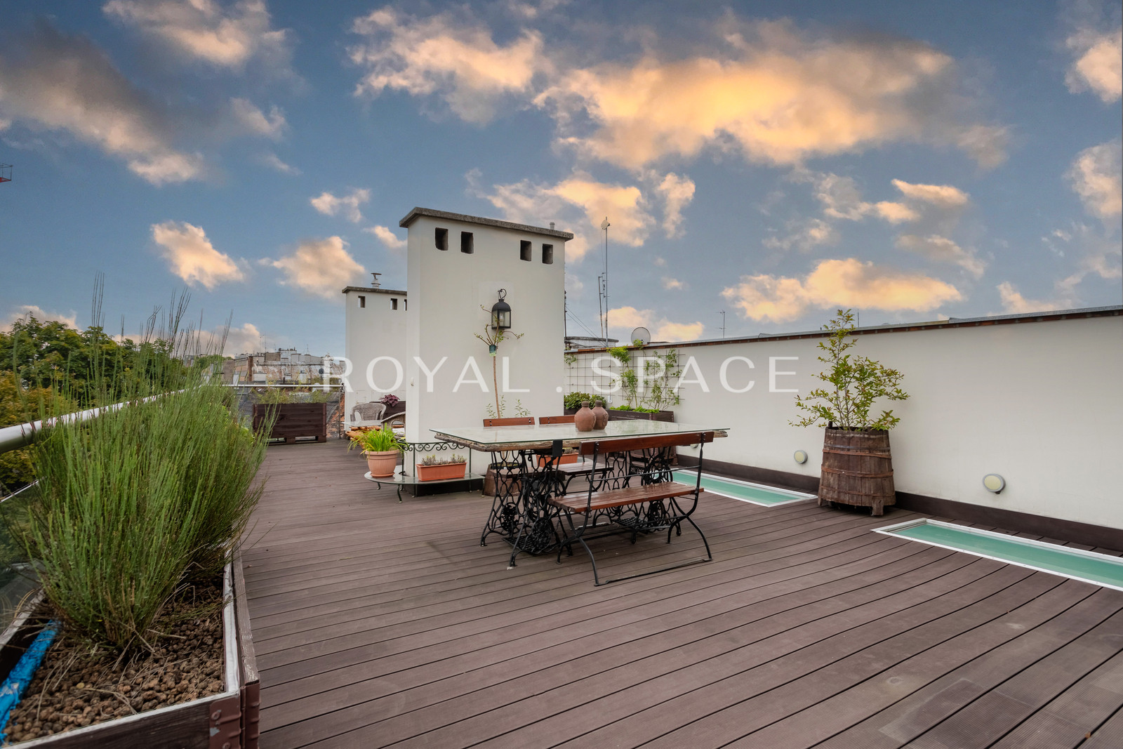 Penthouse tarasem na dachu w kamienicy z windą