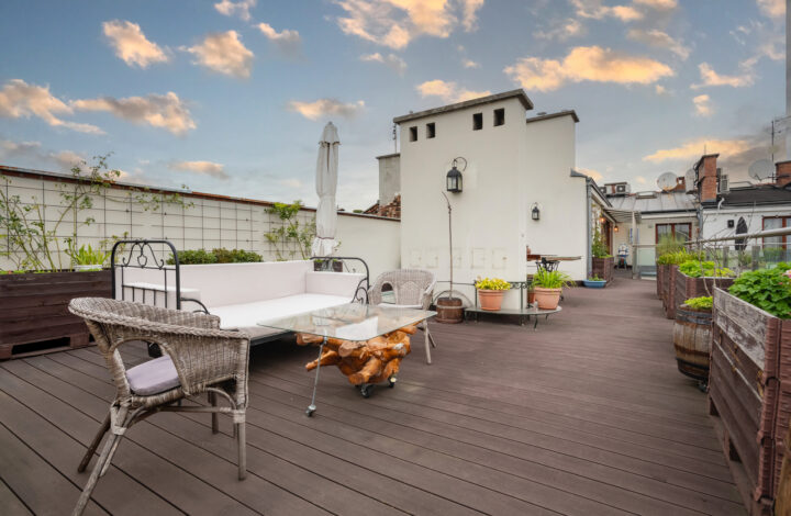 Penthouse tarasem na dachu w kamienicy z windą