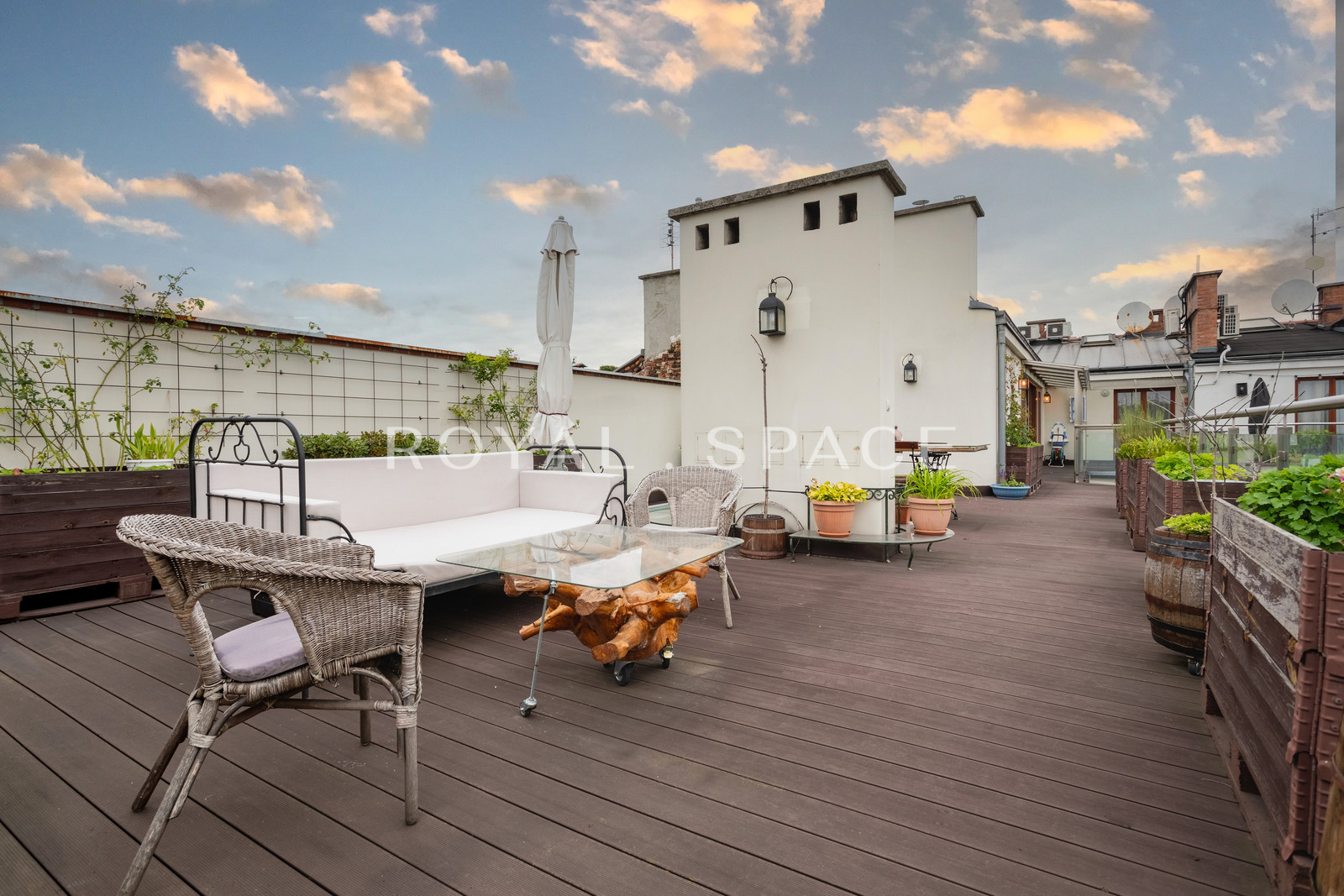 Penthouse tarasem na dachu w kamienicy z windą