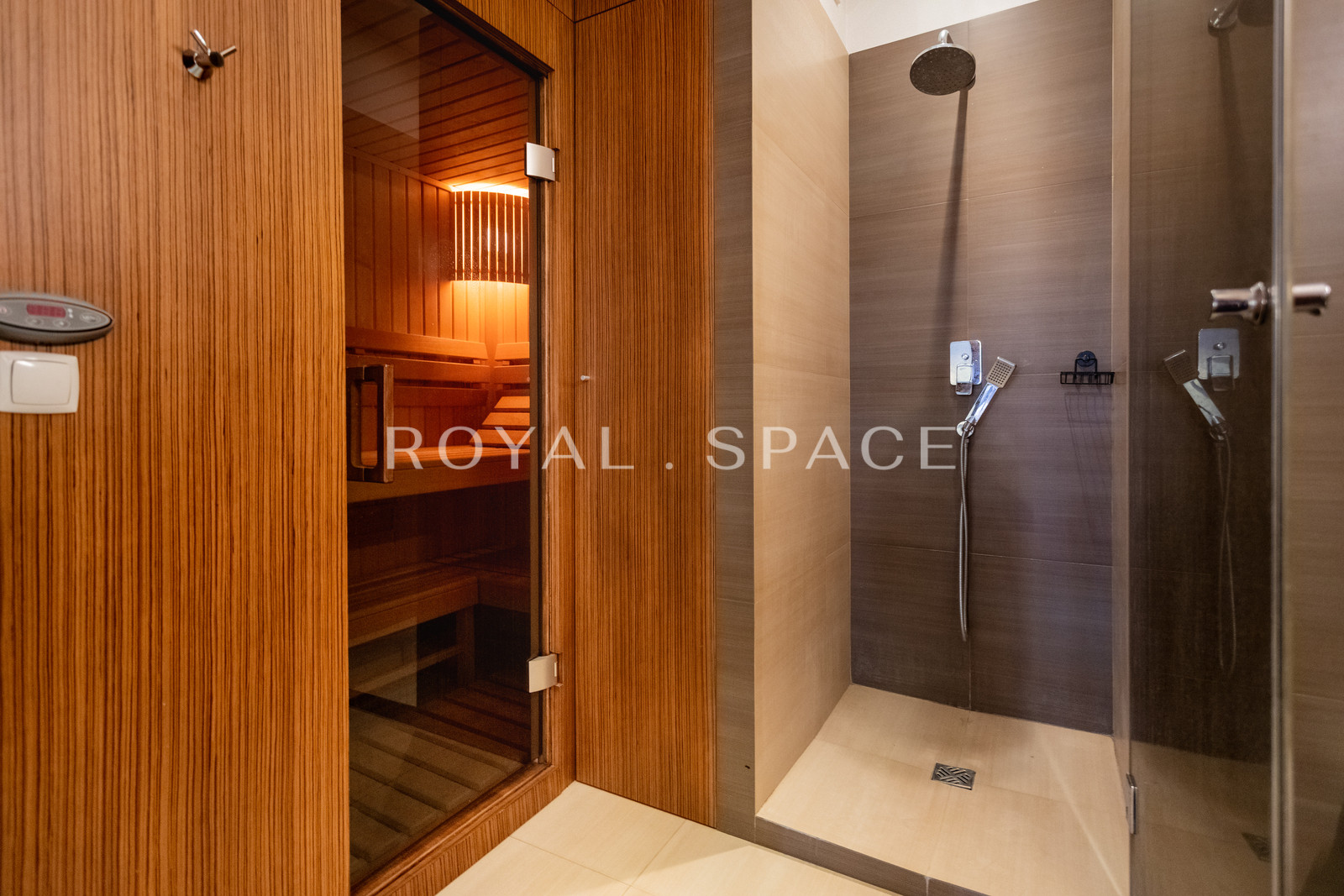 Penthouse tarasem na dachu w kamienicy z windą