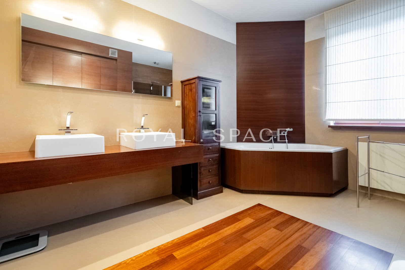 Penthouse tarasem na dachu w kamienicy z windą