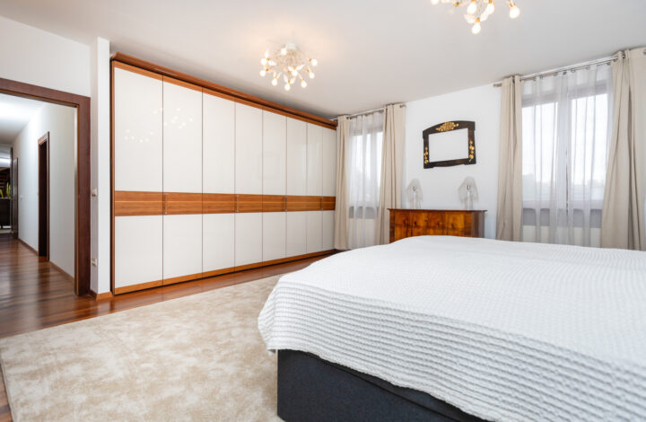 Penthouse tarasem na dachu w kamienicy z windą